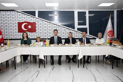 Kaymakamımız Sn. Murat KARALOĞLU Erciş Cumhuriyet Başsavcılığının ev sahipliğinde Erciş Adliye’sinin düzenlediği iftar programına katıldı;