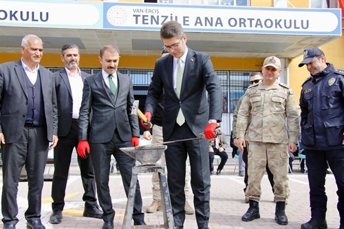 Kaymakamımız Sn. Murat KARALOĞLU Nevruz’da demir dövme ve yumurta tokuşturma geleneklerini devam ettirdi;